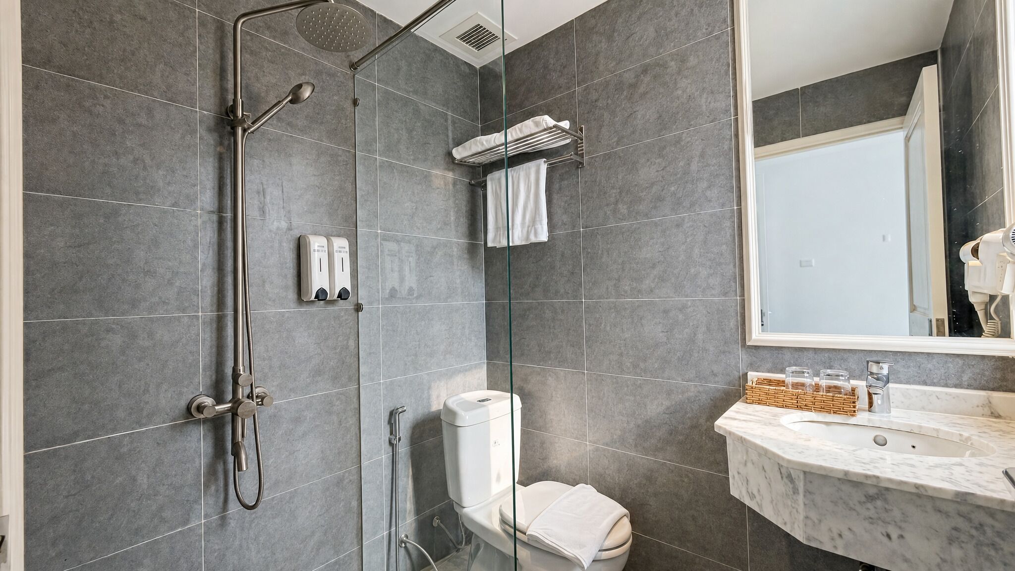 Premier Double Room | Bathroom | Shower, rainfall showerhead, free toiletries, hair dryer