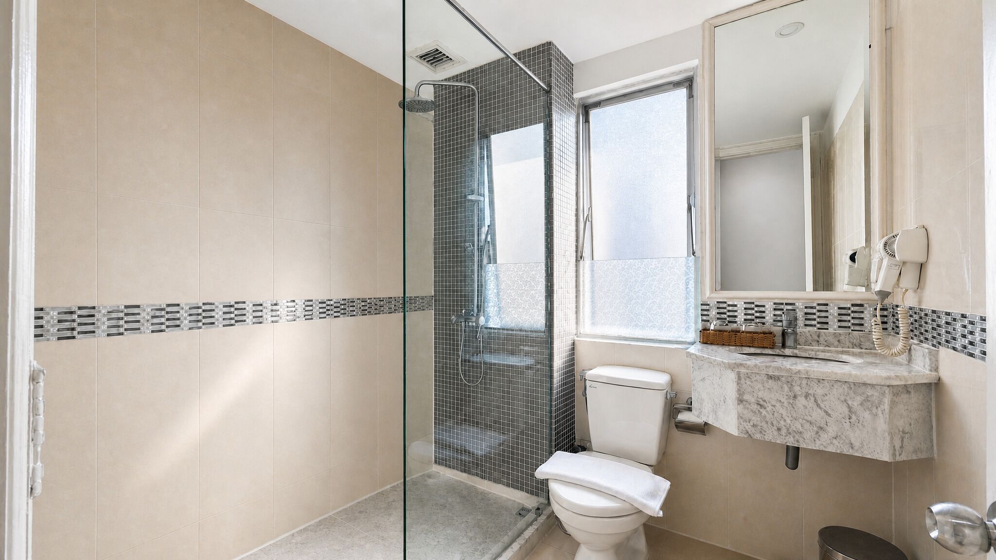 Superior Double Room | Bathroom | Shower, rainfall showerhead, free toiletries, hair dryer
