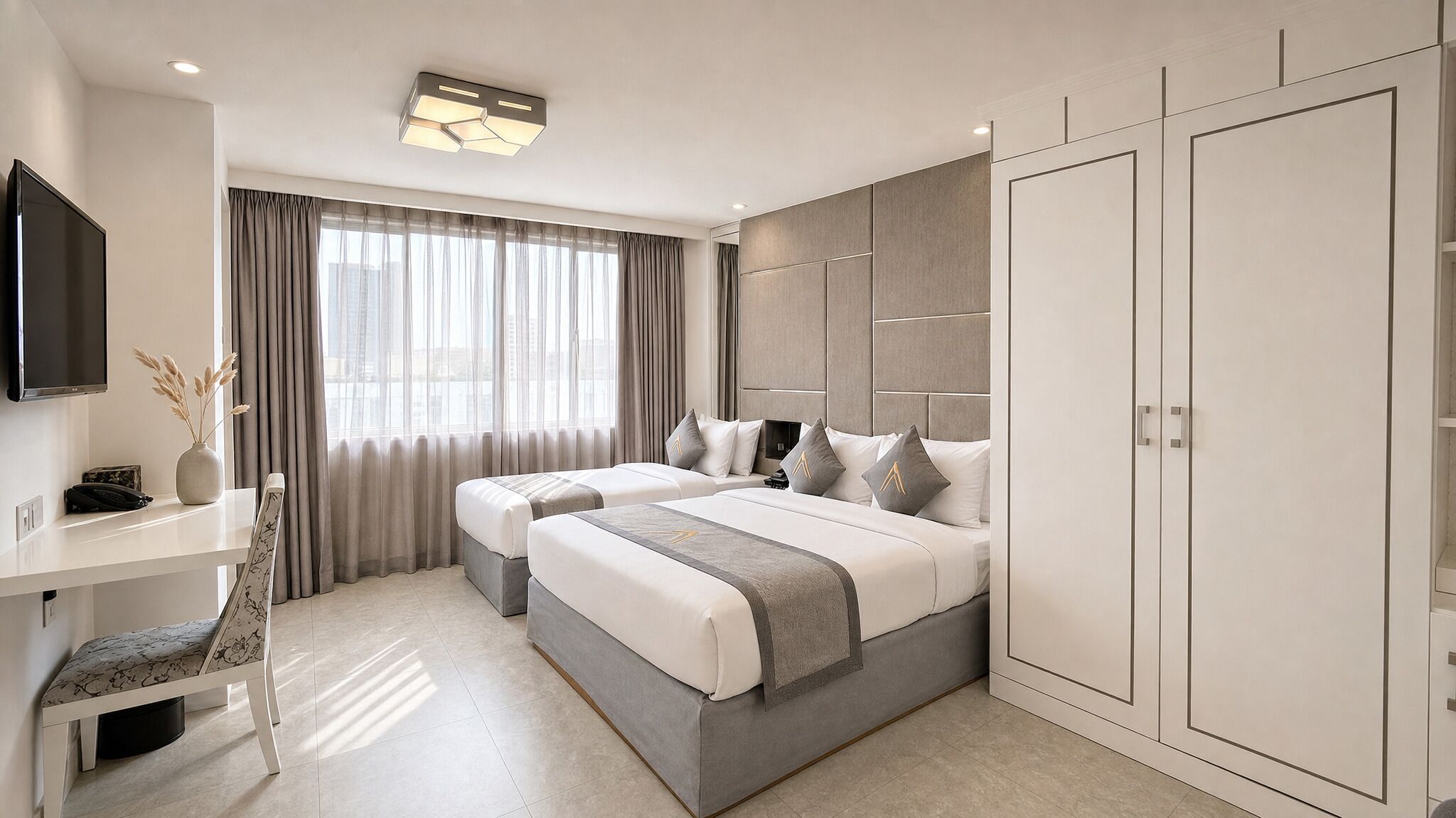 Deluxe Twin Room | Minibar, individually decorated, desk, laptop workspace