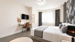 Desk, laptop workspace, free WiFi - Amory Hotel - Bui Vien Walking Street (Ben Thanh Ward)