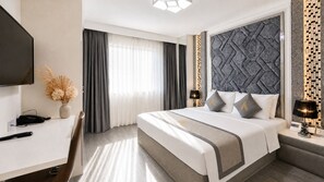 Desk, laptop workspace, free WiFi - Amory Hotel - Bui Vien Walking Street (Ben Thanh Ward)