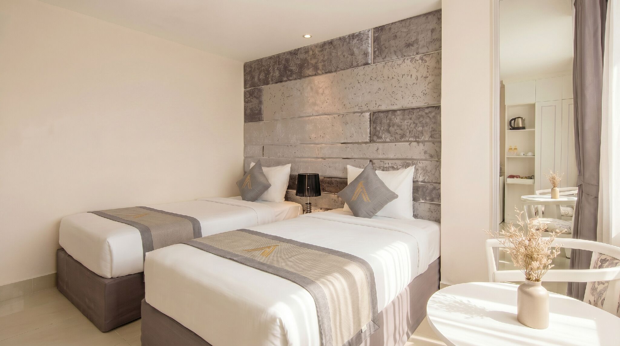 Deluxe Twin Room | Minibar, individually decorated, desk, laptop workspace