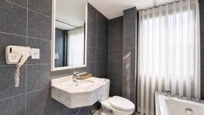 Kamar Double Eksekutif | Kamar mandi | Shower, pancuran hujan, perlengkapan mandi gratis, dan pengering rambut