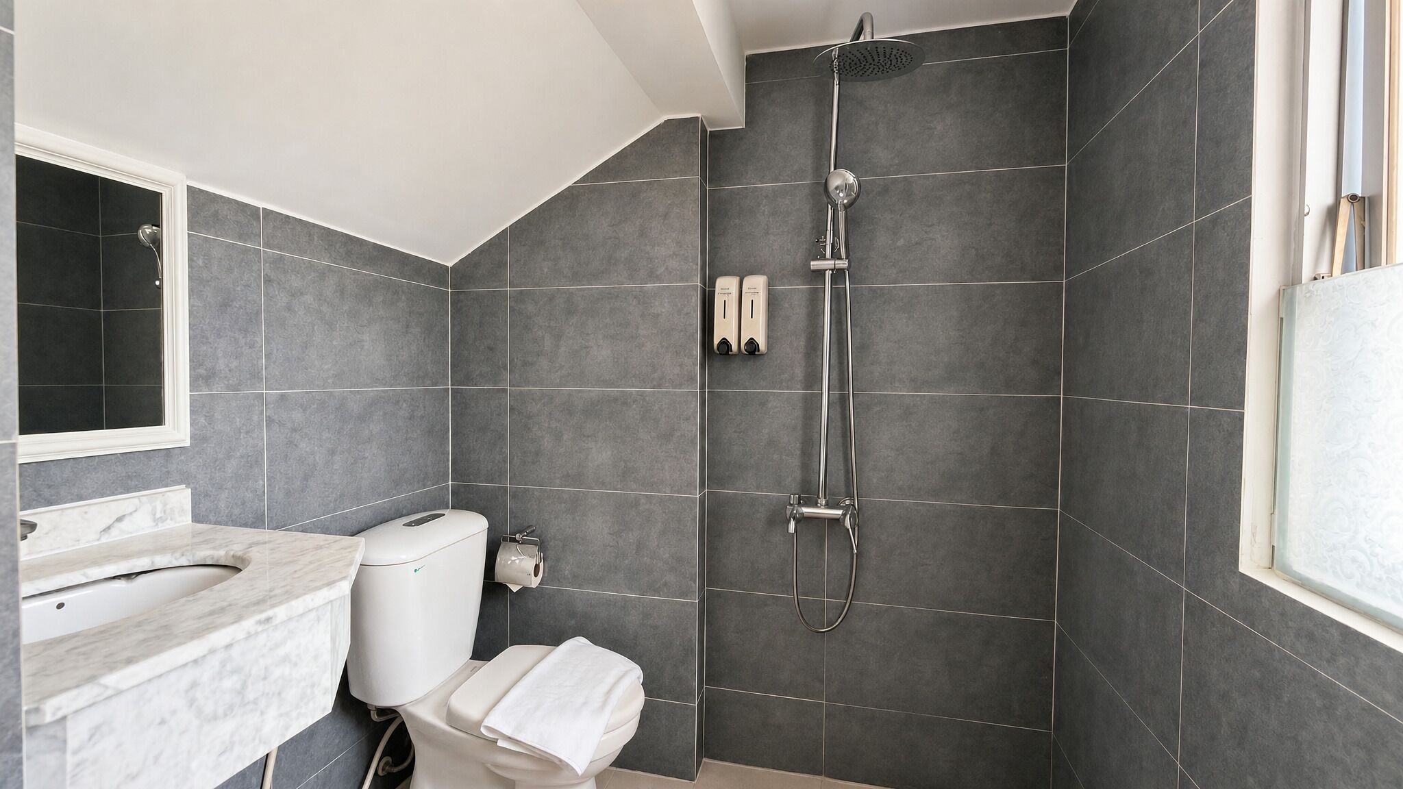 Deluxe Twin Room | Bathroom | Shower, rainfall showerhead, free toiletries, hair dryer