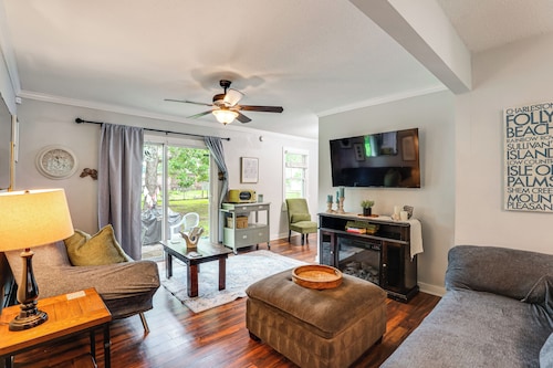 Large Yard & Fire Pit! Pet-Friendly Home in Ladson