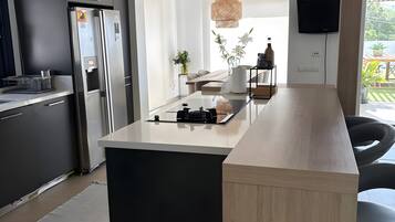 Refrigerador, microondas, horno y parrilla de estufa