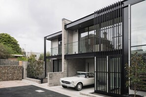 A modern two-story house with a car parked in the driveway. - Downtown House in Geelong (Geelong)