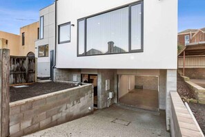 Exterior - Downtown House in Geelong (Geelong)