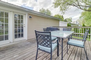 Outdoor dining - Walk to Yacht Club! Remodeled Devils Lake Escape (Manitou Beach)