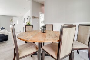 Dining - Walk to Yacht Club! Remodeled Devils Lake Escape (Manitou Beach)