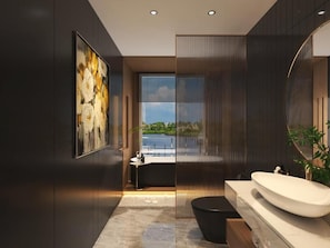Suite familiar, vistas a la bahía | Baño | Bañera y ducha independientes y artículos de higiene personal gratuitos