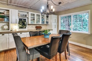 Dining - Close to Intel/Nike: Large Family Home w/ Hot Tub (Aloha)
