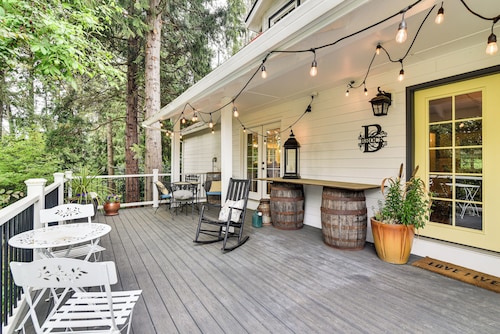 Close to Intel/Nike: Large Family Home w/ Hot Tub