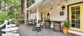 Close to Intel/Nike: Large Family Home w/ Hot Tub