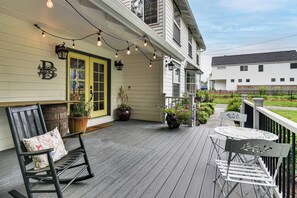 Outdoor dining - Close to Intel/Nike: Large Family Home w/ Hot Tub (Aloha)