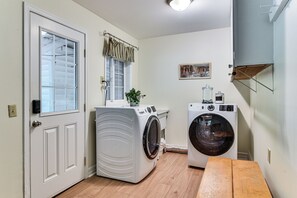 Interior - Close to Intel/Nike: Large Family Home w/ Hot Tub (Aloha)