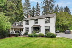 Exterior - Close to Intel/Nike: Large Family Home w/ Hot Tub (Aloha)