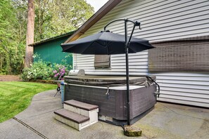 Terrace/patio - Close to Intel/Nike: Large Family Home w/ Hot Tub (Aloha)