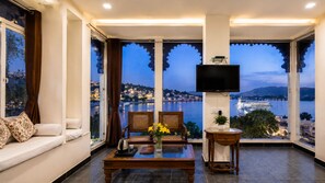 Hypo-allergenic bedding, individually decorated, individually furnished - Wonder View Palace - A Lake Pichola Hotel Near Ambrai Ghat, Udaipur (Udaipur)