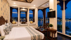 Lake & Palace View Royal Suite | 저자극성 침구, 책상, 암막 커튼, 다리미/다리미판