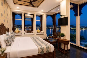 Hypo-allergenic bedding, individually decorated, individually furnished - Wonder View Palace - A Lake Pichola Hotel Near Ambrai Ghat, Udaipur (Udaipur)