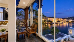 Lake & Palace View Royal Suite |  저자극성 침구, 책상, 암막 커튼, 다리미/다리미판