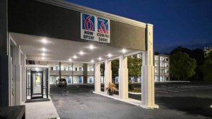 Un bâtiment sur lequel est apposée une enseigne indiquant qu’il est désormais ouvert et qu’il ouvrira bientôt.