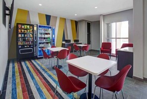 Dining - 2 Queen Beds|Nsmk,Mini Fridge (Monahans)