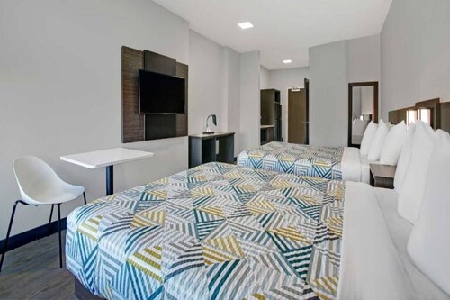 2 Queen Beds|Nsmk,Kitchen,Shower
