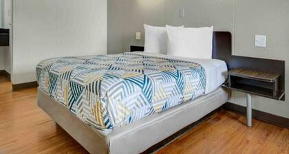 1 Queen Bed | Smoking