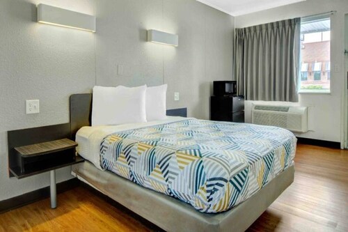 1 Queen Bed | Smoking