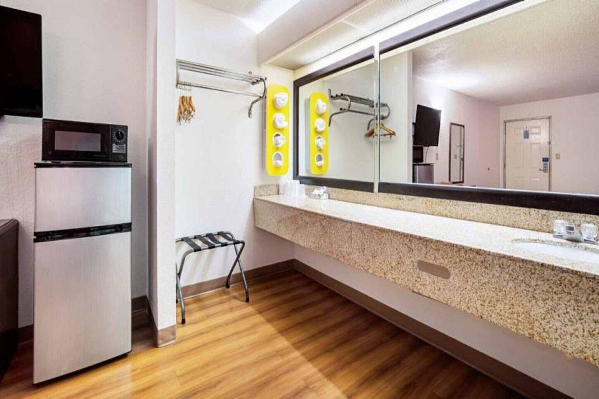Fridge, microwave