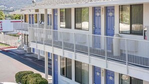 A motel with a two-story structure, numbered rooms, and a balcony. - 2 Full Beds|Non Smoking (Ukiah)