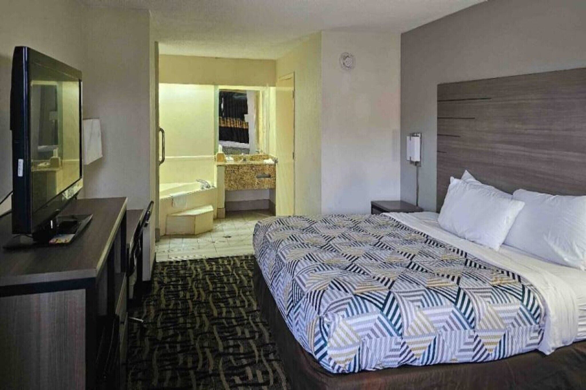1 King Bed | Suite, Smoking, Hot Tub, Micfridge - Jackson