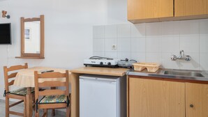 Fridge, stovetop, toaster, cookware/dishes/utensils - Standard Double Room Apartment with Shared Garden and Wi-Fi (Mpatsi)
