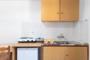 Kühlschrank, Herdplatte, Toaster, Kochgeschirr/Geschirr/Besteck