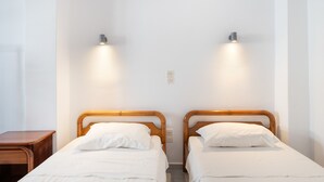 WiFi, bed sheets - Standard Double Room Apartment with Shared Garden and Wi-Fi (Mpatsi)