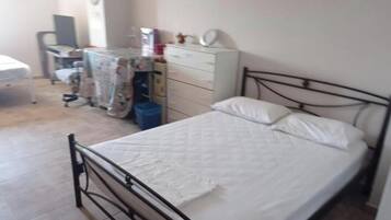 Tabla de planchar con plancha, wifi y ropa de cama