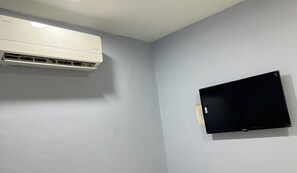 Twin Room | Television - Winnieys Boutique Hotel (Kuala Lumpur)
