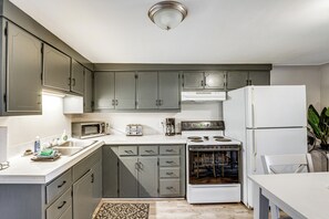 Kühlschrank, Mikrowelle, Herdplatte, Wasserkocher mit Kaffee-/Teezubehör