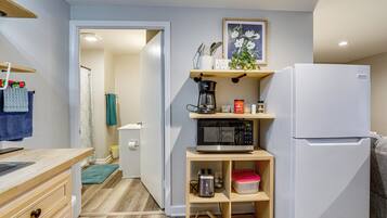 Fridge, microwave, coffee/tea maker, toaster