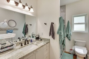 Bathroom - Pet-Friendly! Canal-Front Escape on Vineyard Lake (Brooklyn)