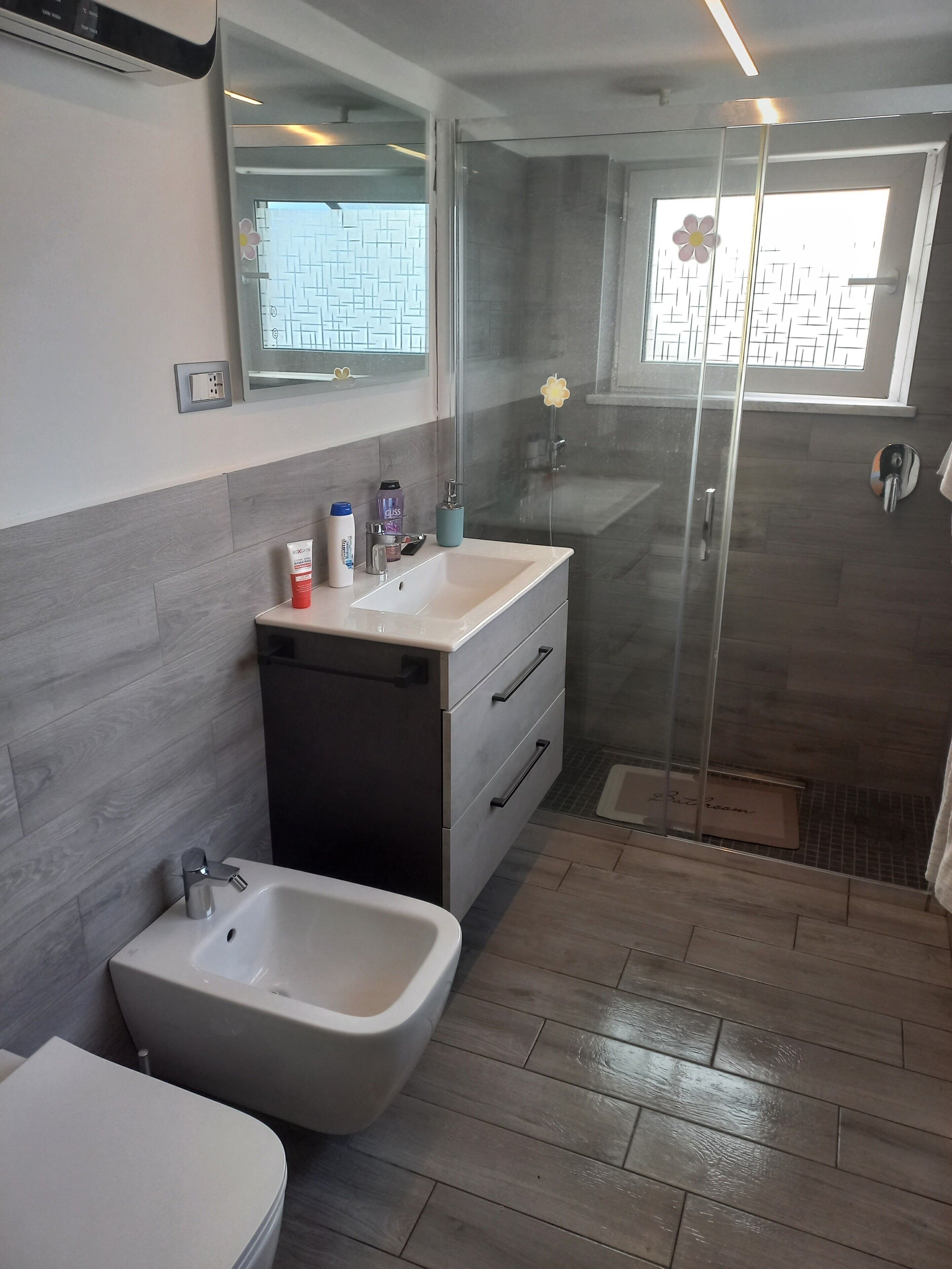 Een douche, een haardroger, handdoeken