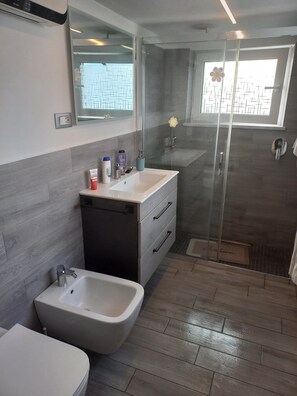 Douche, sèche-cheveux, serviettes fournies