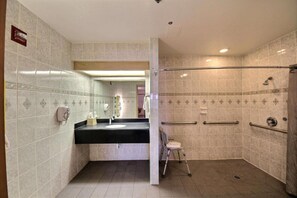 Shower - 2 Queen Beds|Smk, Kitchen (Edinburg)