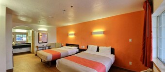 2 Queen Beds|Smk, Kitchen
