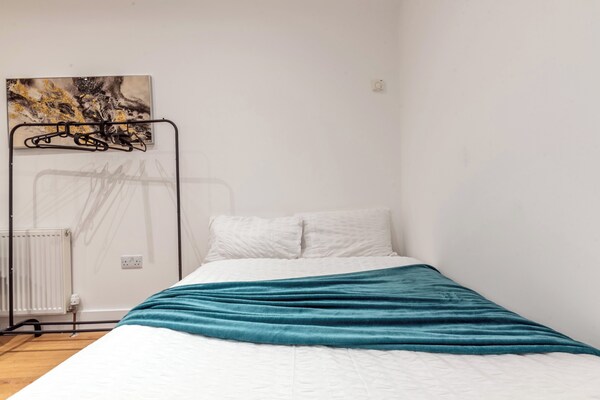 Central - Sleeps 2 - Near Transport - Parking - Maidstone