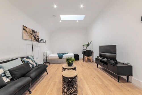 Central - Sleeps 2 - Near Transport - Paid Parking