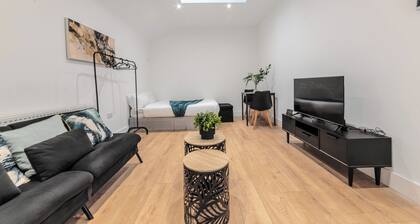 Central - Sleeps 2 - Near Transport - Paid Parking