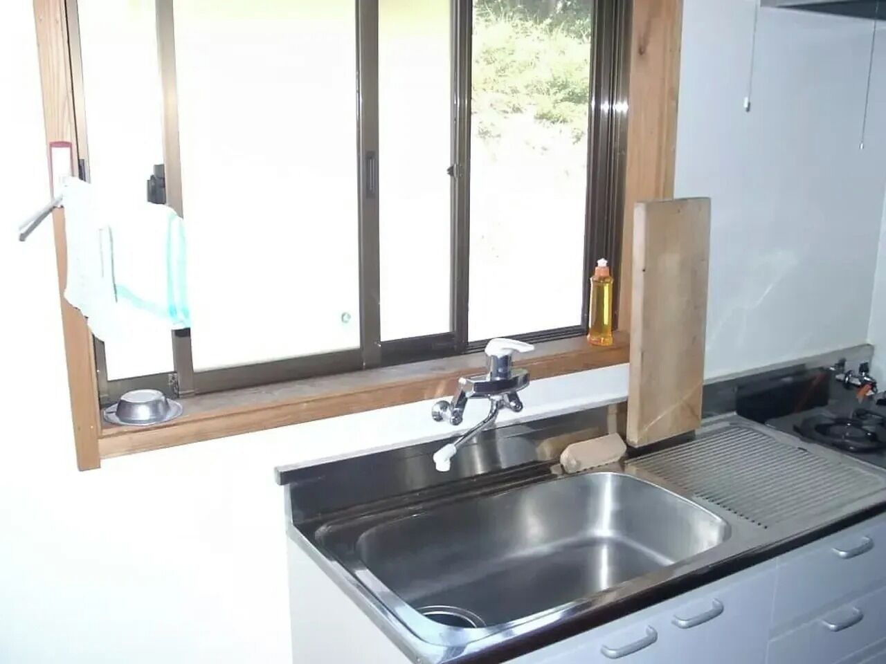 Fridge, microwave, stovetop, cookware/dishes/utensils